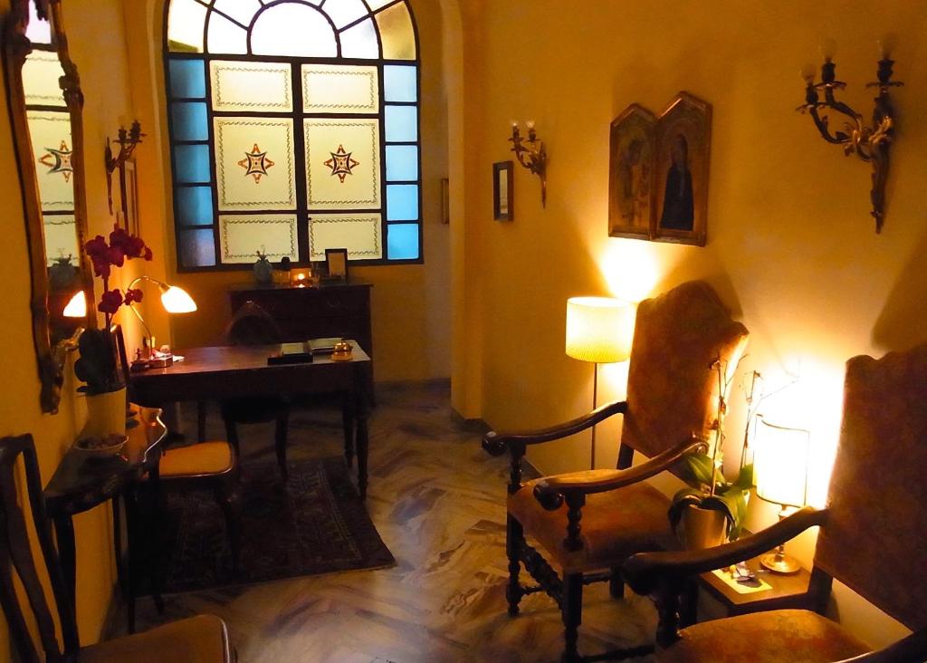Camera con sedia, scrivania e finestra. di Hotel Cestelli a Firenze