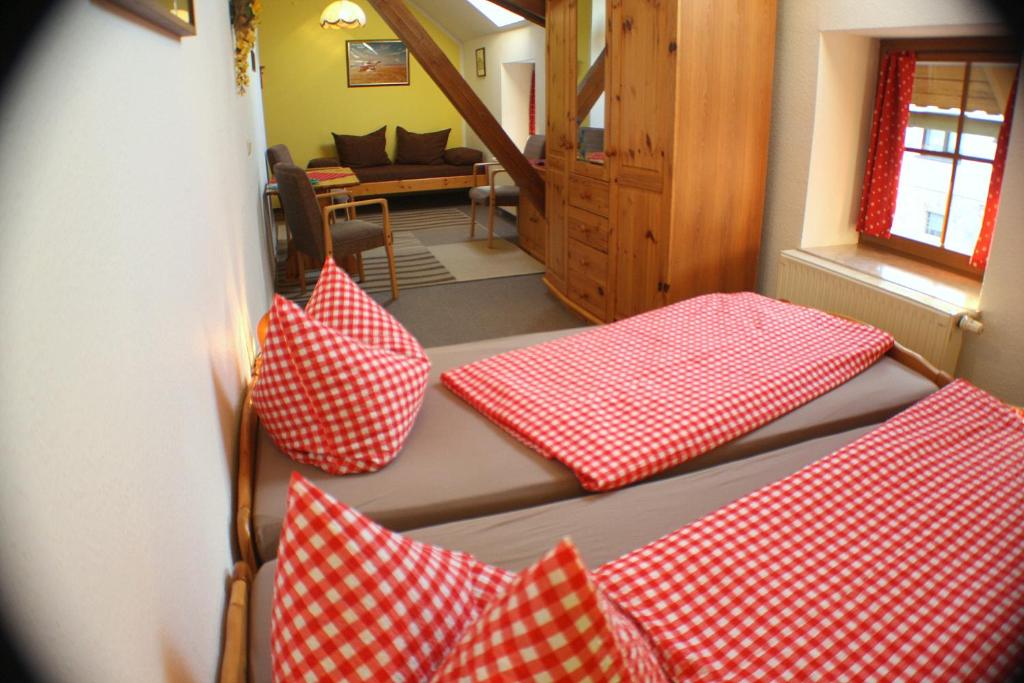 Pokój z 4 czerwonymi i białymi poduszkami na podłodze w obiekcie Pension Kronenburghof w mieście Erfurt