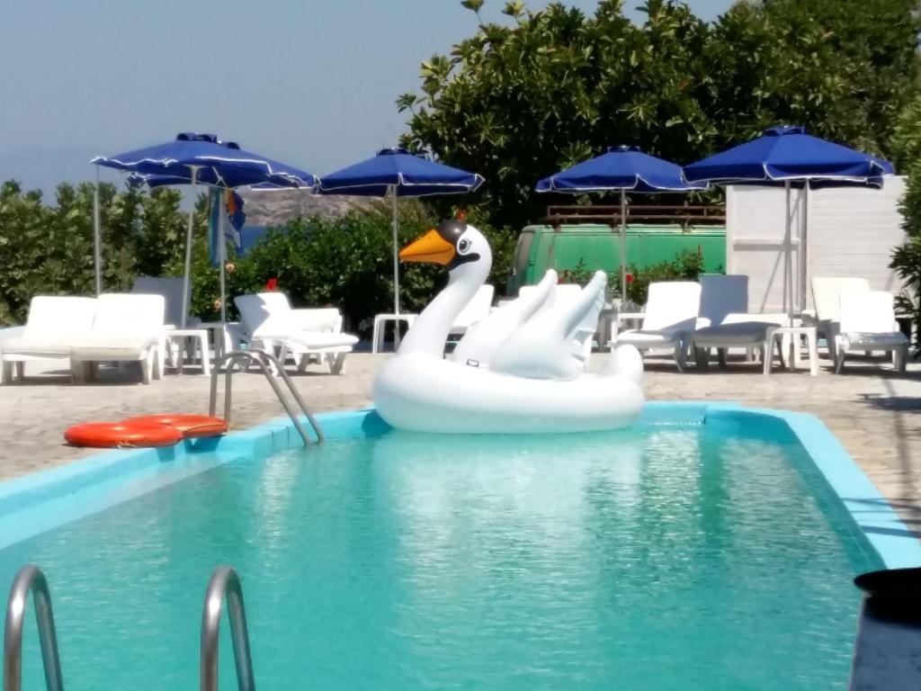Bazén v ubytování Haritos Hotel - Geothermal Hot Swimming Pool nebo v jeho okolí