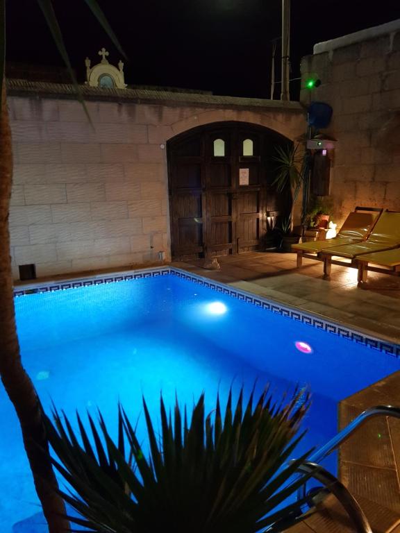 Bazén v ubytování Grotto's Paradise B&B nebo v jeho okolí