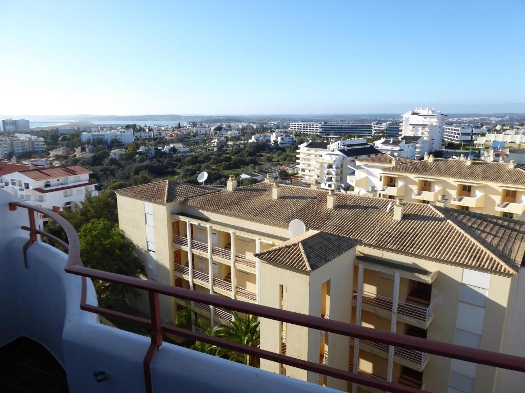 uma vista a partir da varanda de um edifício de apartamentos em Alvor Studio Apartment em Alvor