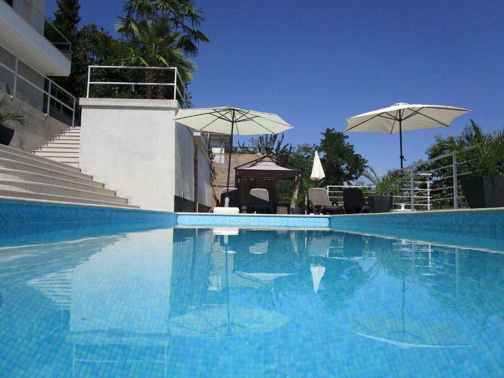 Bazén v ubytovaní Villa Suzy-Apartments Suzana alebo v jeho blízkosti