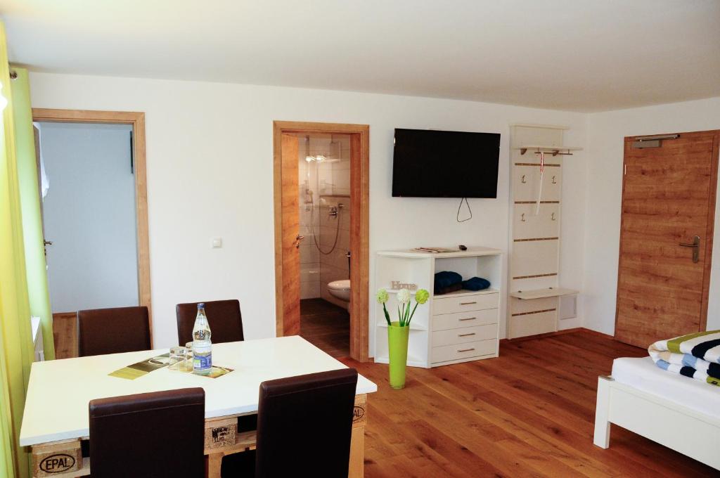 TV a/nebo společenská místnost v ubytování Allgäuer Appartements