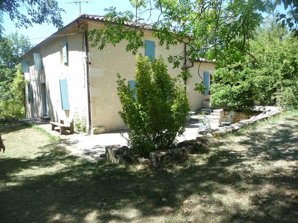 una pequeña casa con un árbol delante en Domaine de Puycarpin, en Belvès-de-Castillon