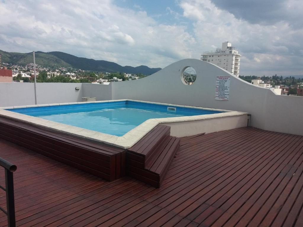 una piscina en la azotea de un edificio en Departamento Carlos Paz en Villa Carlos Paz