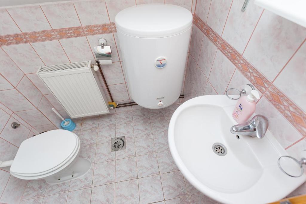 Vannituba majutusasutuses Vila Slavica