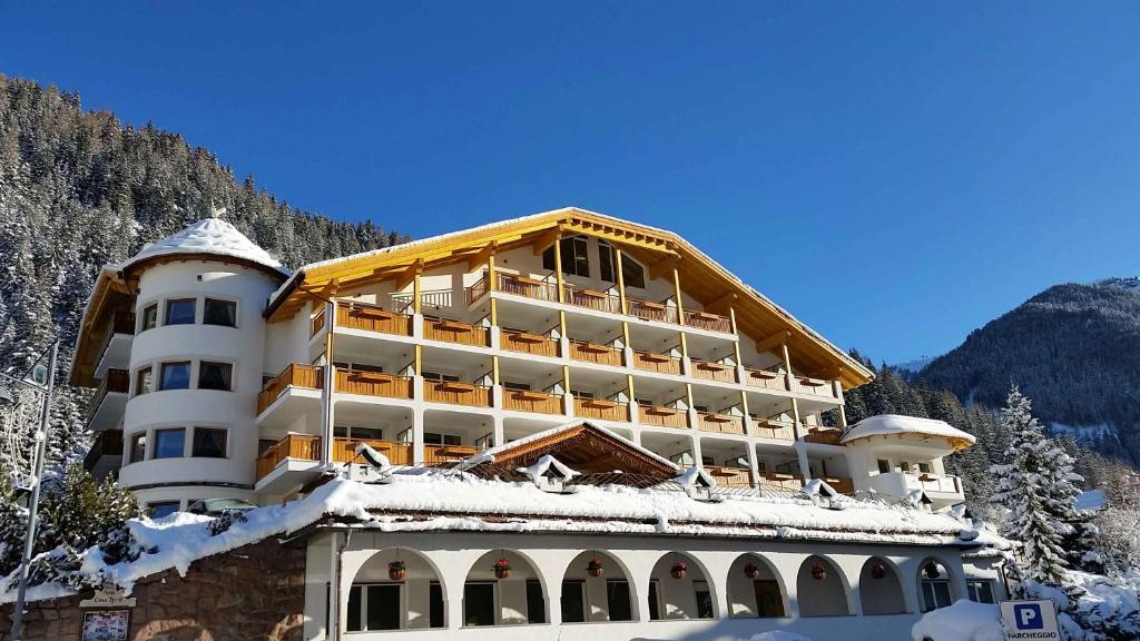 Nespecifikovaný výhled na hory nebo výhled na hory při pohledu z hotelu