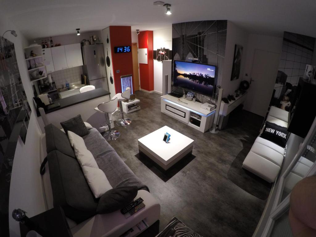 Photo de la galerie de l'établissement DISNEYLAND-PARIS aux portes de la BATCAVE, à Bussy-Saint-Georges