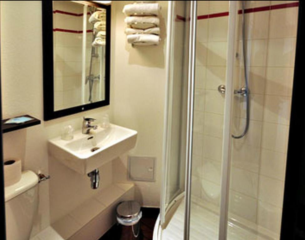 Koupelna v ubytování Enzo Hotel Mulhouse Sud Morschwiller le Bas