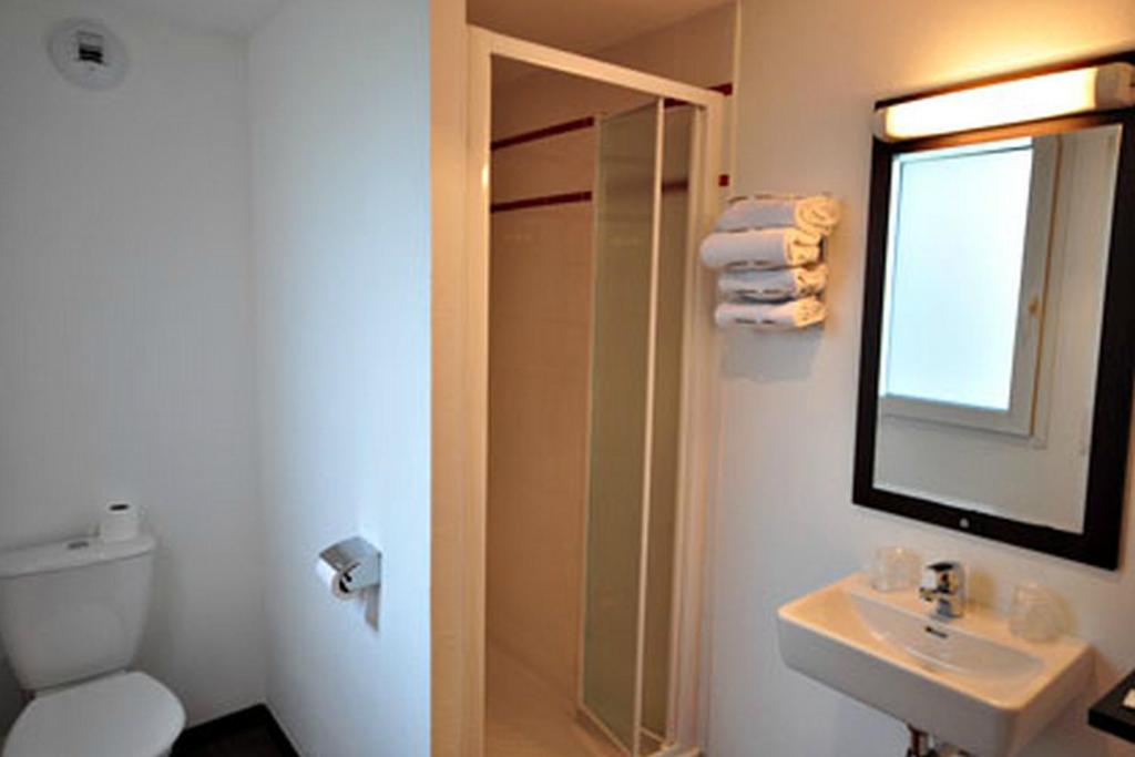 Koupelna v ubytování Enzo Hotel Mulhouse Sud Morschwiller le Bas