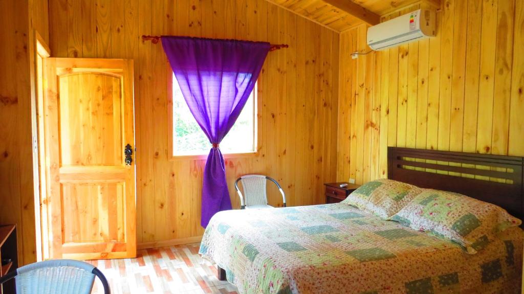 A bed or beds in a room at Cabañas Las Corrientes En Salto Del Laja