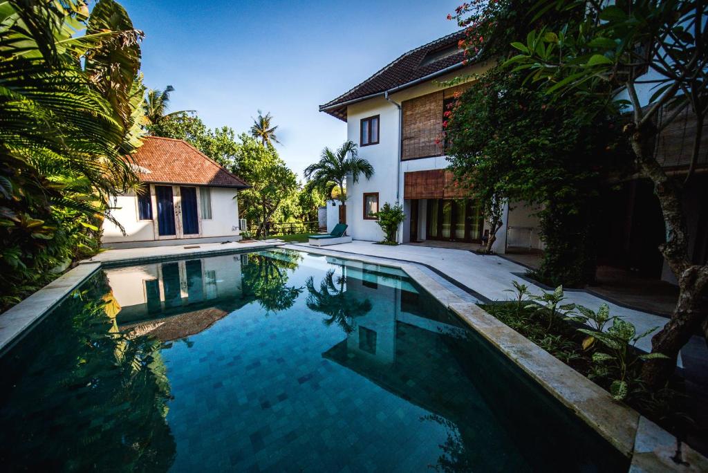 ein Pool vor einem Haus in der Unterkunft Villa Elang in Canggu