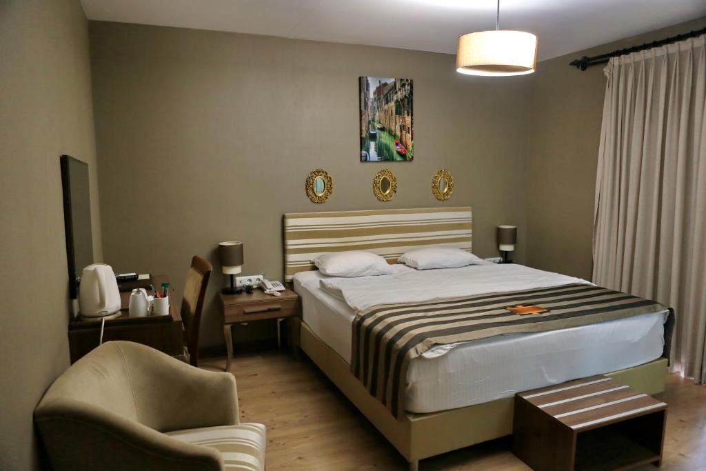 Llit o llits en una habitació de Adana City Boutique Hotel