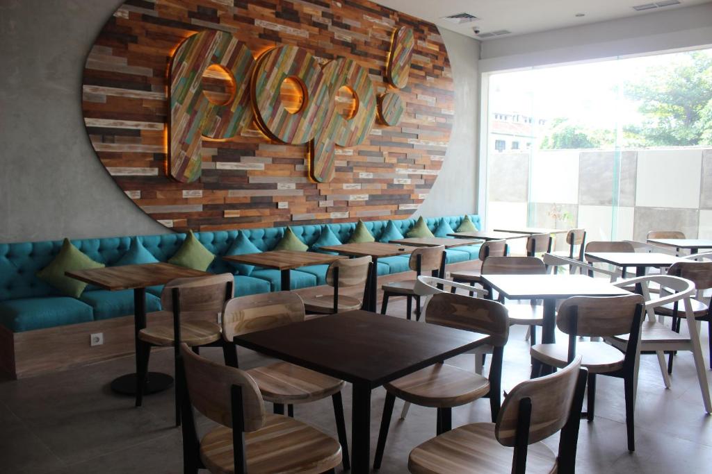 Posezení v ubytování POP! Hotel Pemuda Semarang
