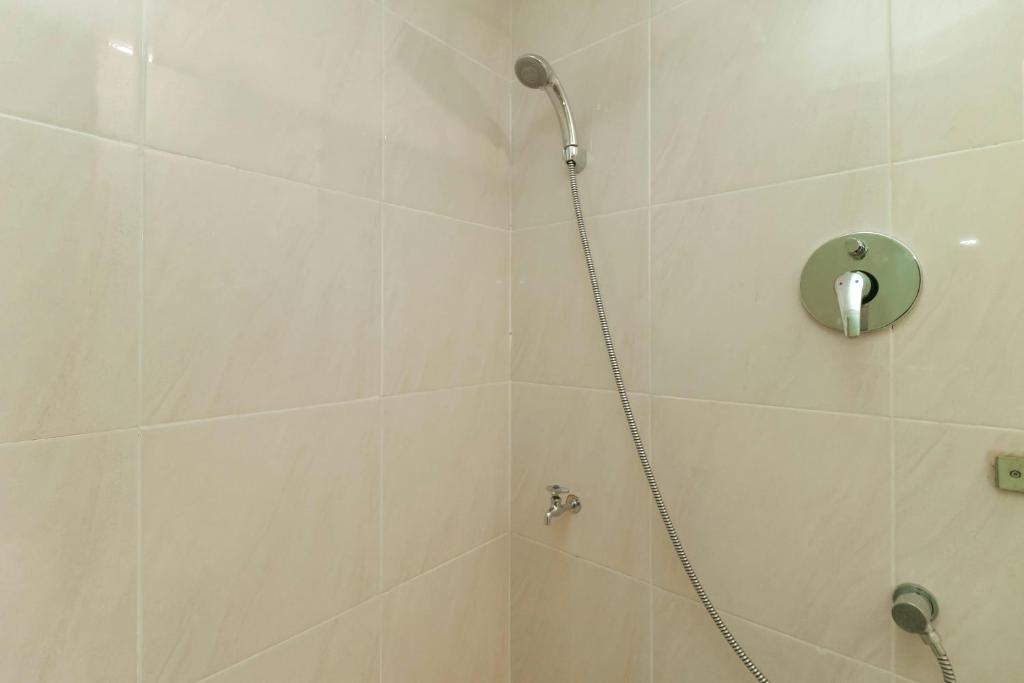 Koupelna v ubytování RedDoorz Plus near Halim Perdanakusuma 2