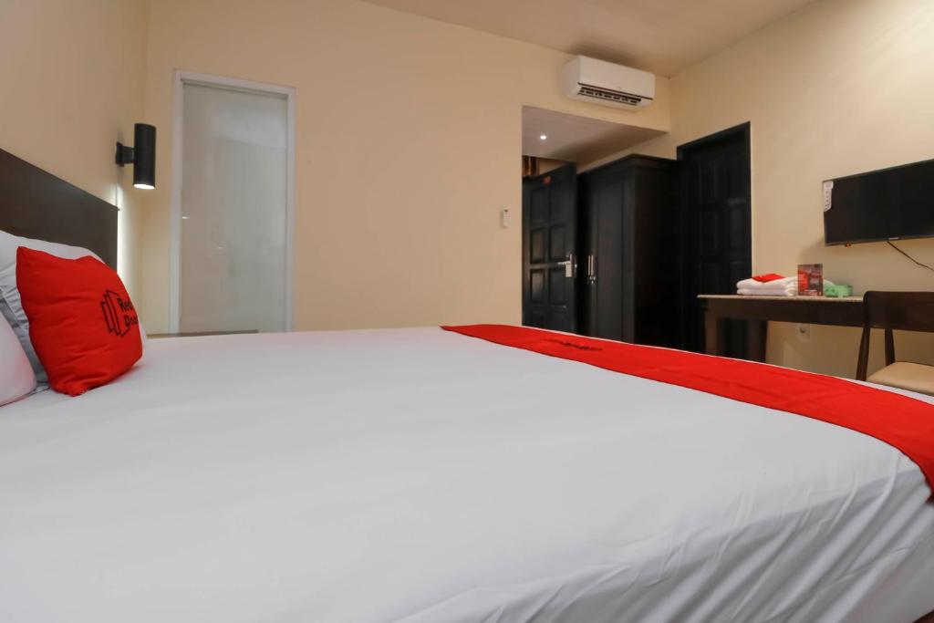 Postel nebo postele na pokoji v ubytování RedDoorz Plus near Halim Perdanakusuma 2