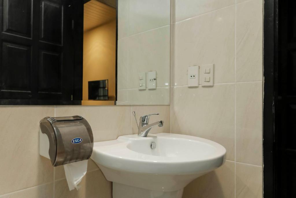 Koupelna v ubytování RedDoorz Plus near Halim Perdanakusuma 2
