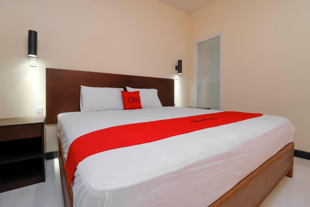 Postel nebo postele na pokoji v ubytování RedDoorz Plus near Halim Perdanakusuma 2