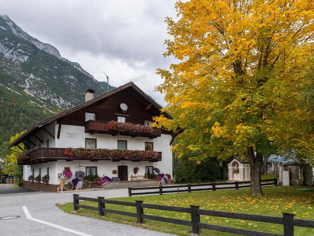 ein Haus mit Blumen auf der Seite in der Unterkunft Xanderhof in Leutasch