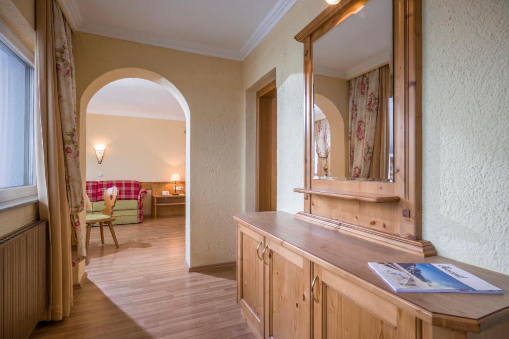 een kamer met een kaptafel met een spiegel erop bij Das Rotspitz Adults - only in Maurach