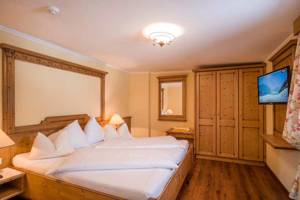 Een bed of bedden in een kamer bij Das Rotspitz Adults - only