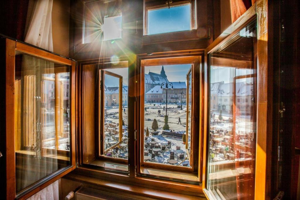 eine Gruppe von Fenstern mit Stadtblick in der Unterkunft Casa Wagner in Braşov