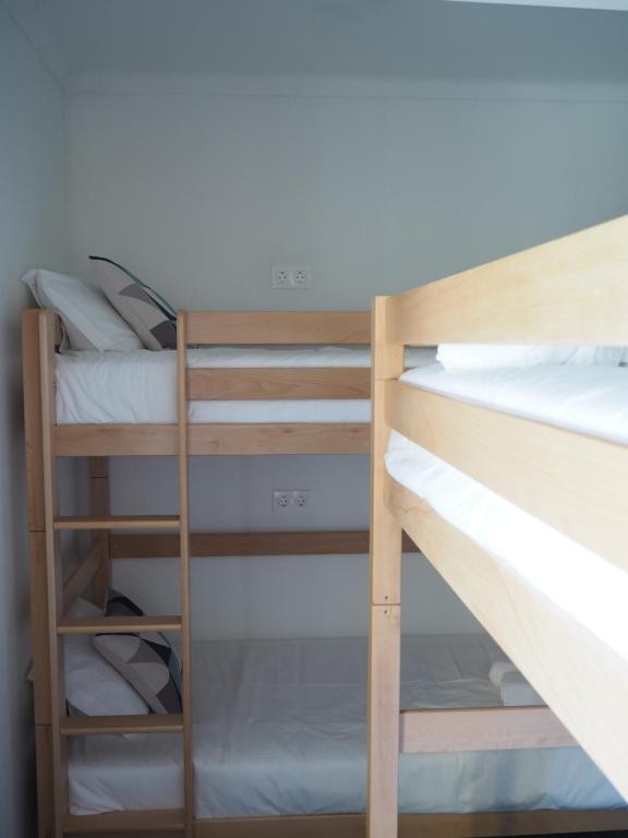 Palanda nebo palandy na pokoji v ubytování Globo Happy Hostel