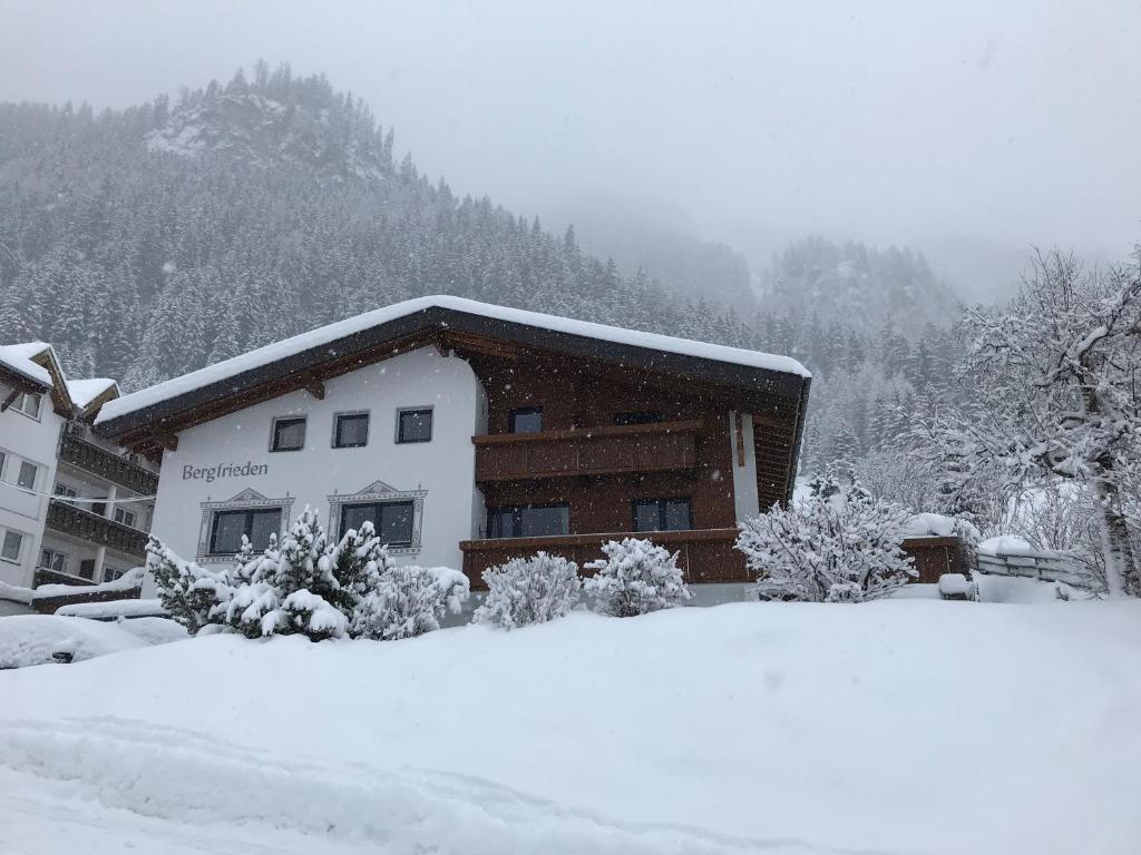 カウナータールにあるハウス ベルクフリーデンの山前雪家