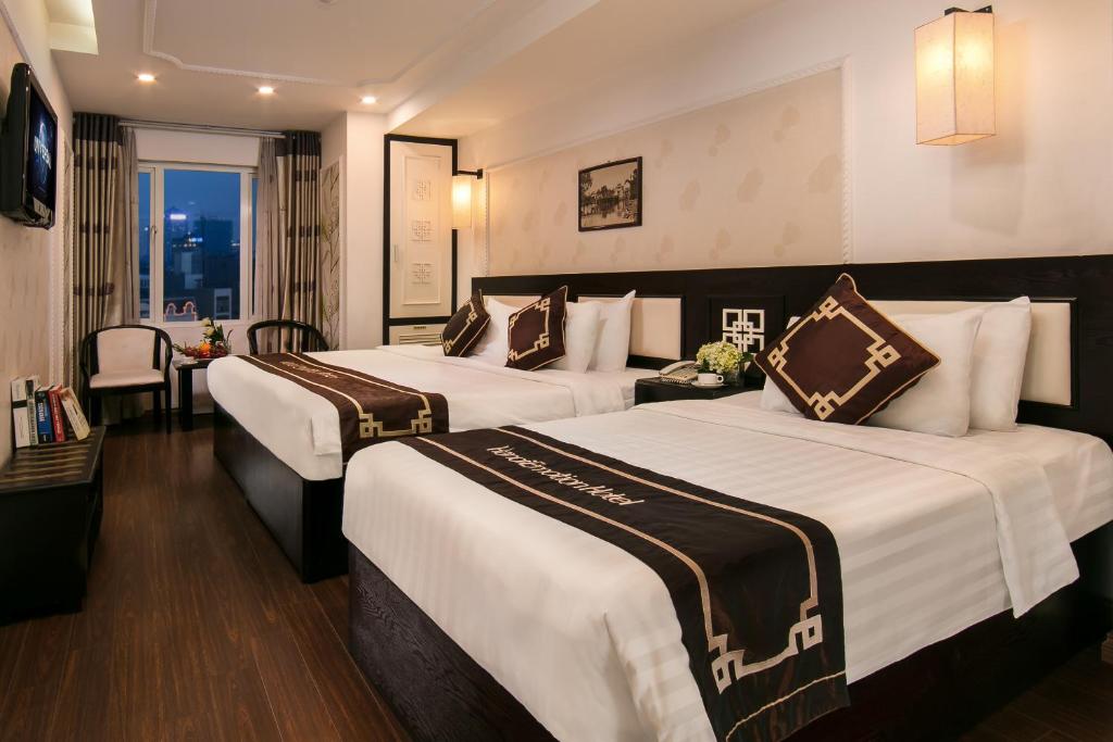 Postel nebo postele na pokoji v ubytování Hanoi Emotion Hotel