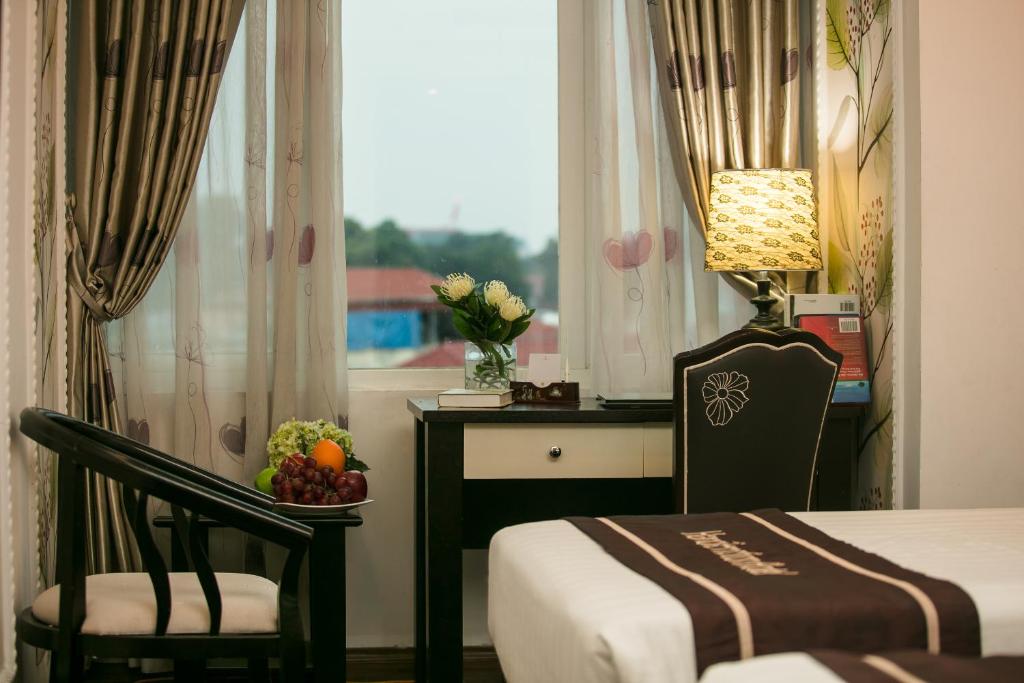 Postel nebo postele na pokoji v ubytování Hanoi Emotion Hotel