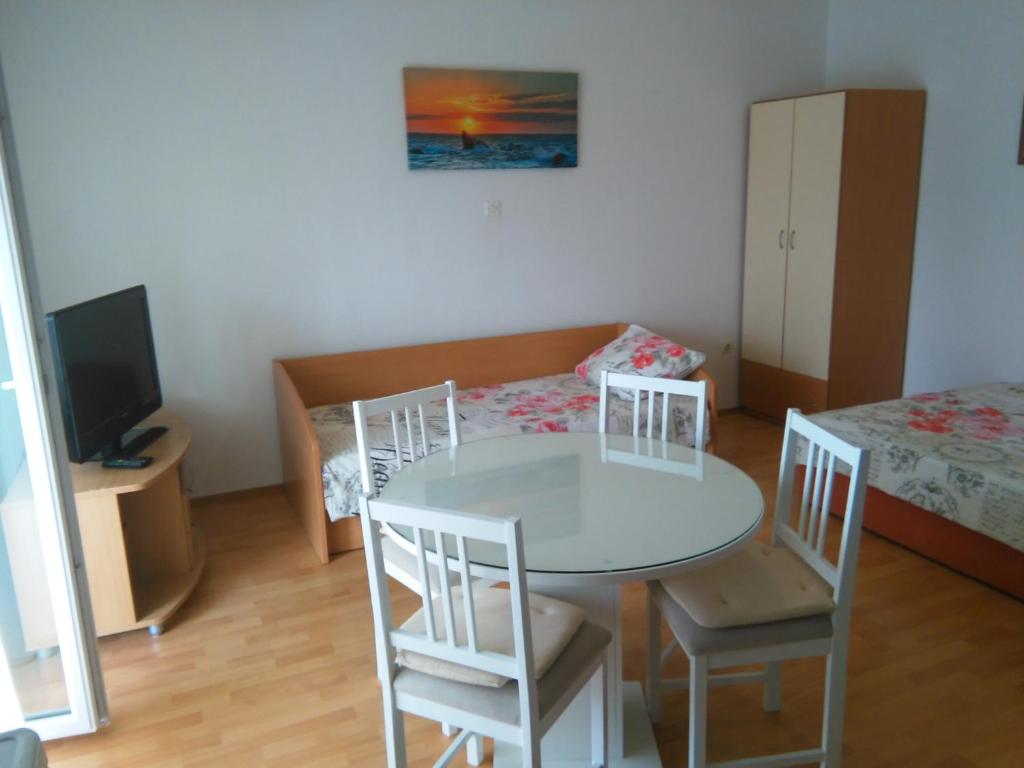Televízia a/alebo spoločenská miestnosť v ubytovaní Apartments Silvija