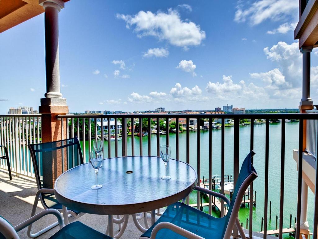 un tavolo e sedie su un balcone con vista sull'acqua di Harborview Grande 604 a Clearwater Beach