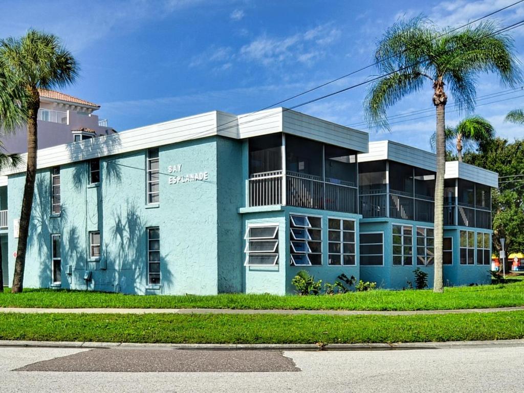 een blauw gebouw met palmbomen ervoor bij Island Escape 201 in Clearwater Beach