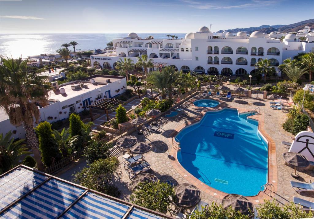 uma vista aérea de um resort com uma piscina em Hotel Puntazo II em Mojácar