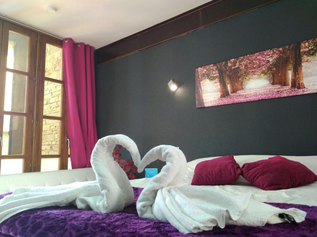 ナバルエンガにあるRiad Navaluengaの白鳥2羽がベッドの上に心を込めて作られている