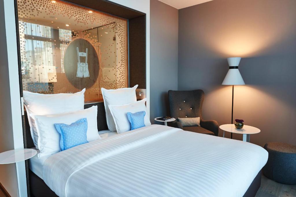 Postel nebo postele na pokoji v ubytování Steigenberger Hotel München