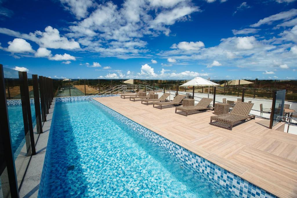 
The swimming pool at or near Intercity Suape Costa Dourada
