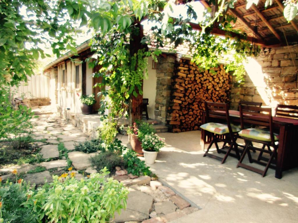 eine Terrasse mit zwei Bänken, einem Tisch und einem Gebäude in der Unterkunft Lavender Lodge in Rupkite