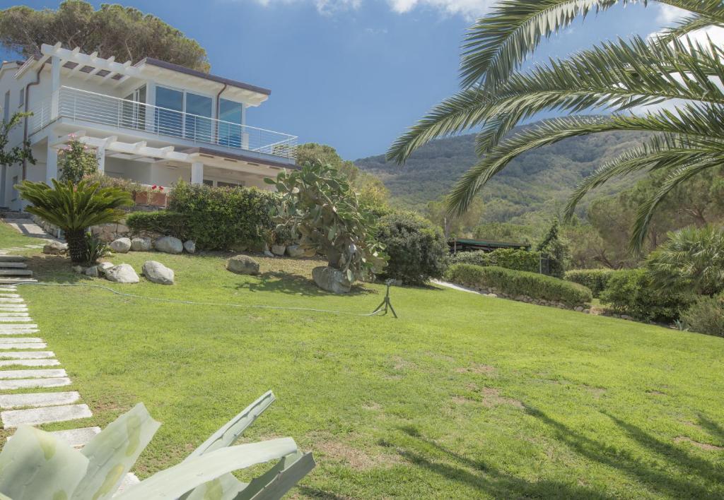 Naturlandskabet i nærheden af villaen