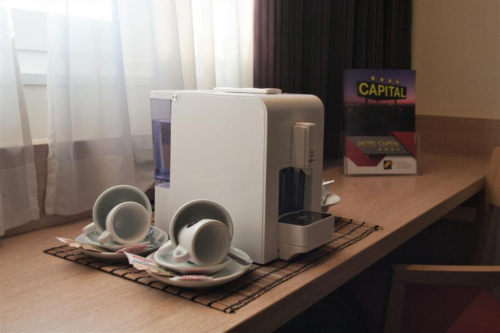 Příslušenství pro přípravu čaje a kávy v ubytování Hotel Capital
