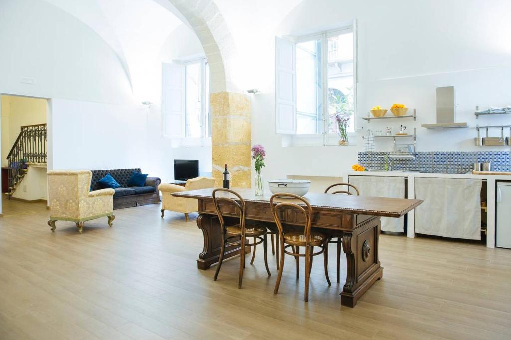 トラーパニにあるPaolo & Francesca's Trapani Loftのキッチン、リビングルーム(木製テーブル、椅子付)