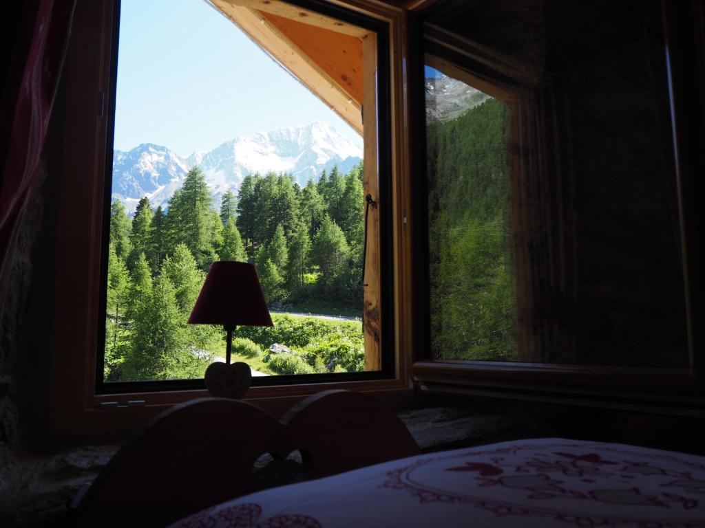 a bedroom with a window with a view of a mountain at Aiguille de La Tza in Arolla