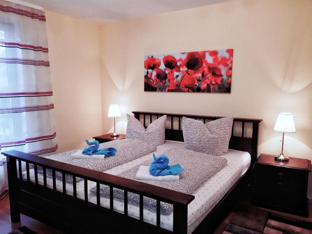 Duas camas num quarto com duas almofadas azuis em 2-Zimmerapartment mit Südloggia em Leipzig