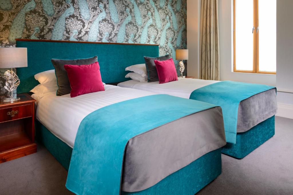 Postel nebo postele na pokoji v ubytování Kilkenny Hibernian Hotel