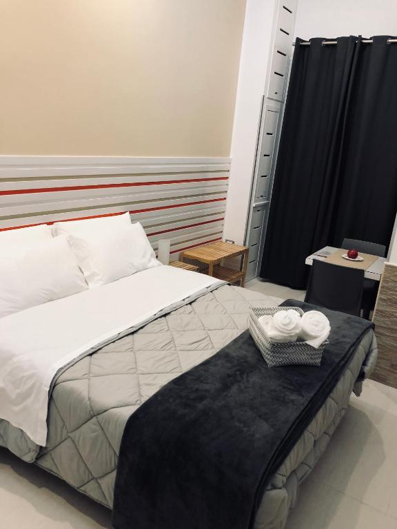 Łóżko lub łóżka w pokoju w obiekcie La Stella Di Napoli B&B