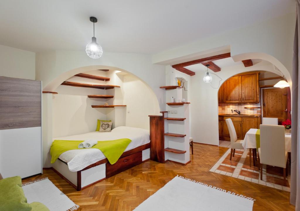 Green Apartment في بودابست: غرفة نوم مع سرير وغرفة طعام