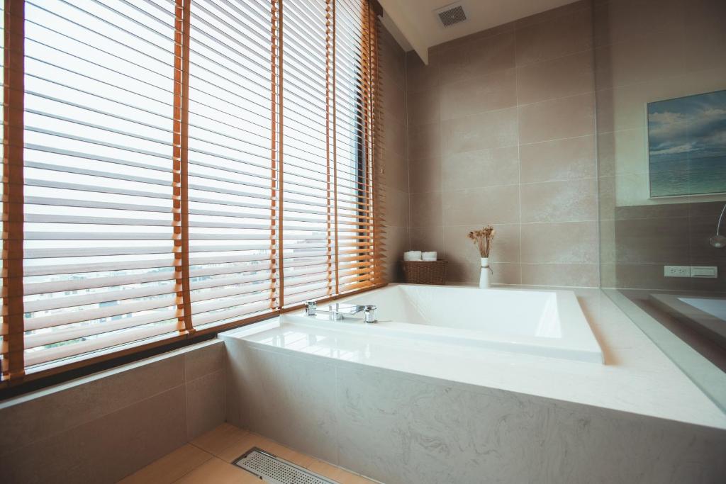 A bathroom at FangLiao Hotel