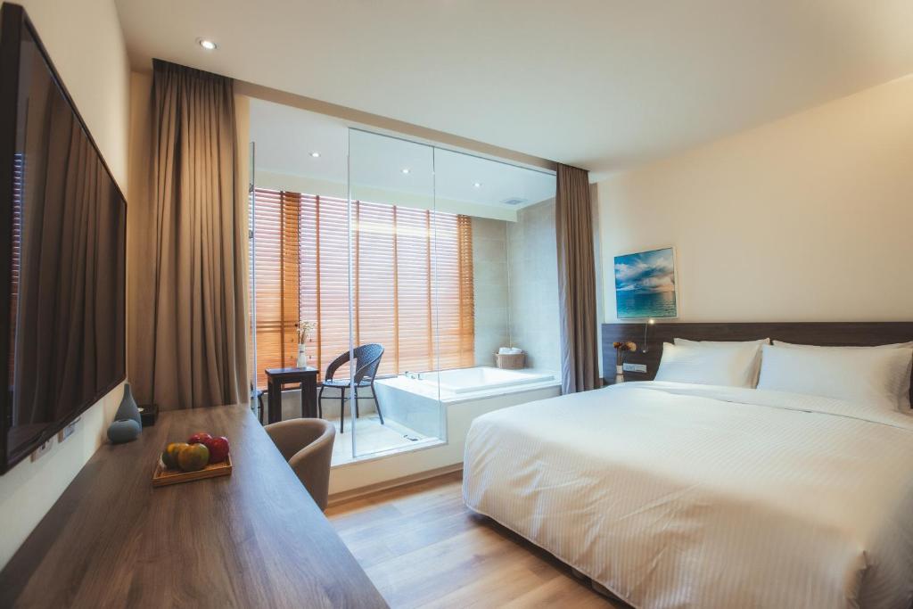 A bed or beds in a room at FangLiao Hotel