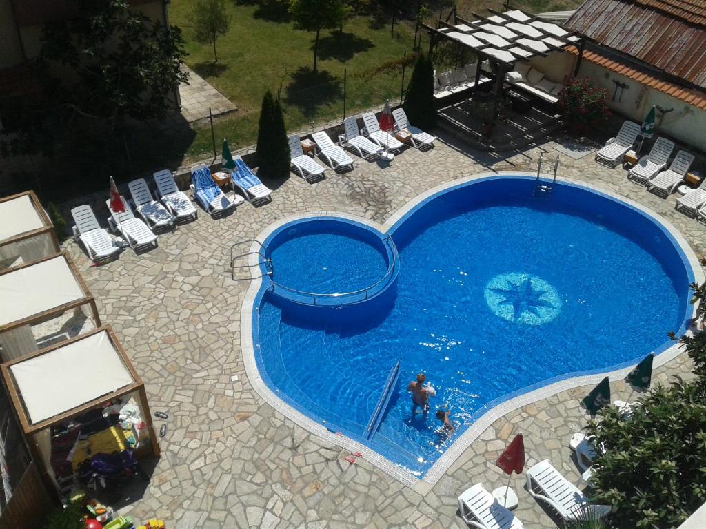 Bazén v ubytování Saint George Family Hotel nebo v jeho okolí
