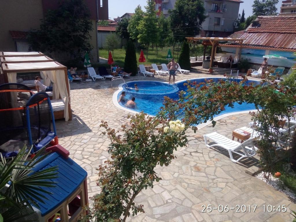Bazén v ubytování Saint George Family Hotel nebo v jeho okolí